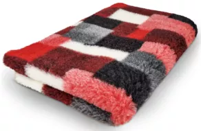 Een foto van een Vetbed – Patchwork-Rood,Wit & Zwart – Antislip